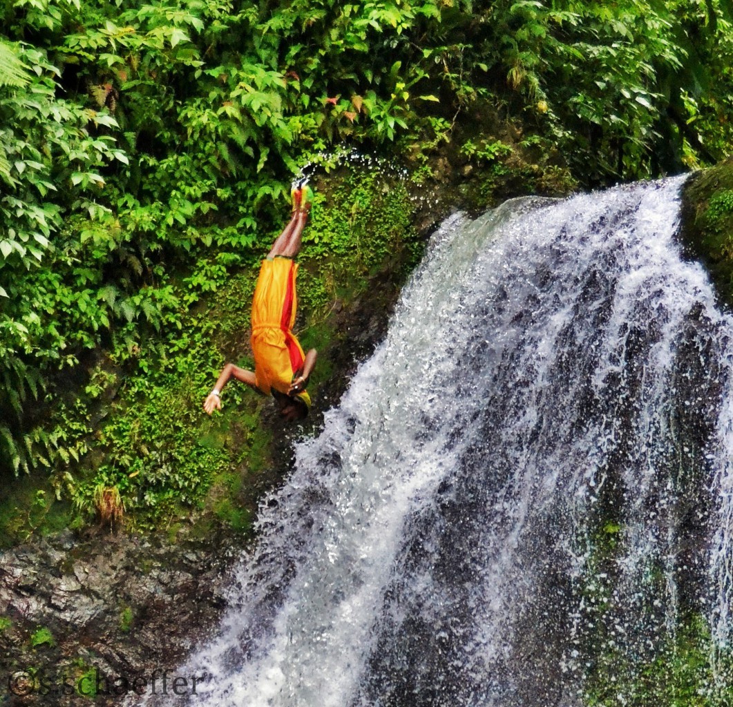 Grenada mitten im Tropenwald: Salto rückwärts in das Becken des Wasserfalls 