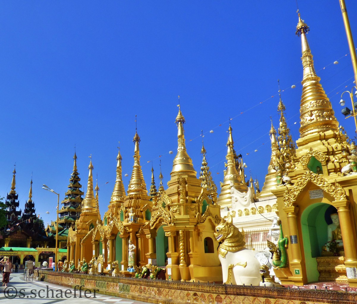 Myanmar Goldene Stupas in der Swegadon Pagode in Yangun ©s.schaeffer