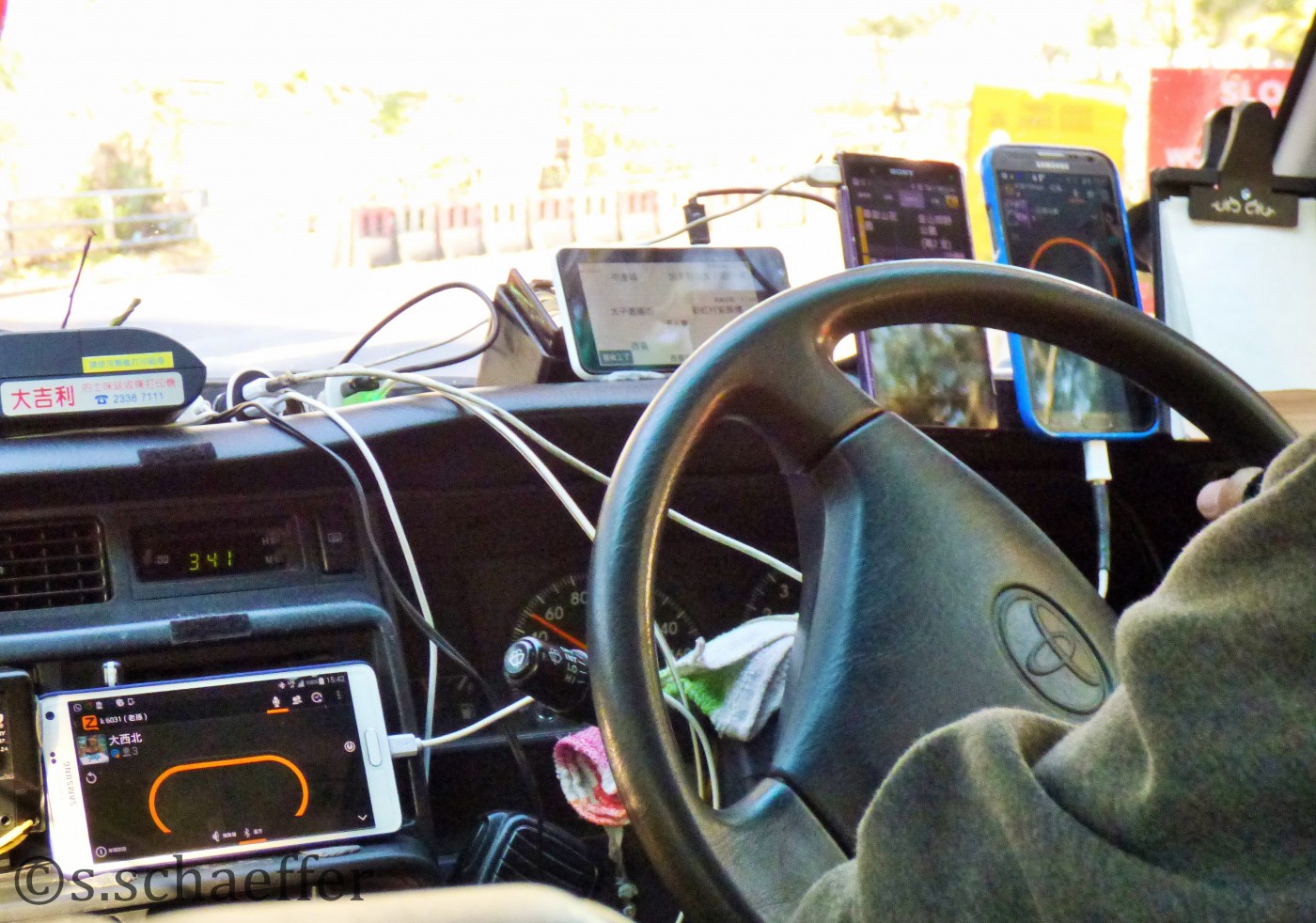 Hartes Business: Taxifahrer haben bis zu 5 Handies im Wagen, um keine Fahrtangebote zu verpassen.